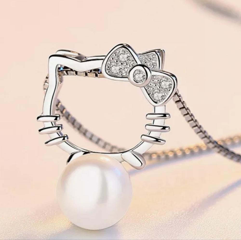 Hello Kitty Pendant + Necklace